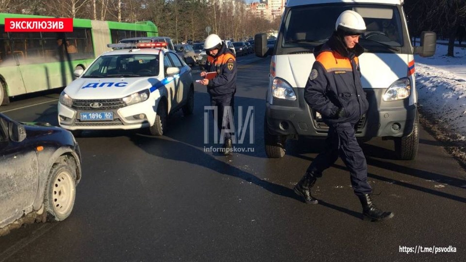 Пенсионерка попала под колеса автомобиля в Пскове 