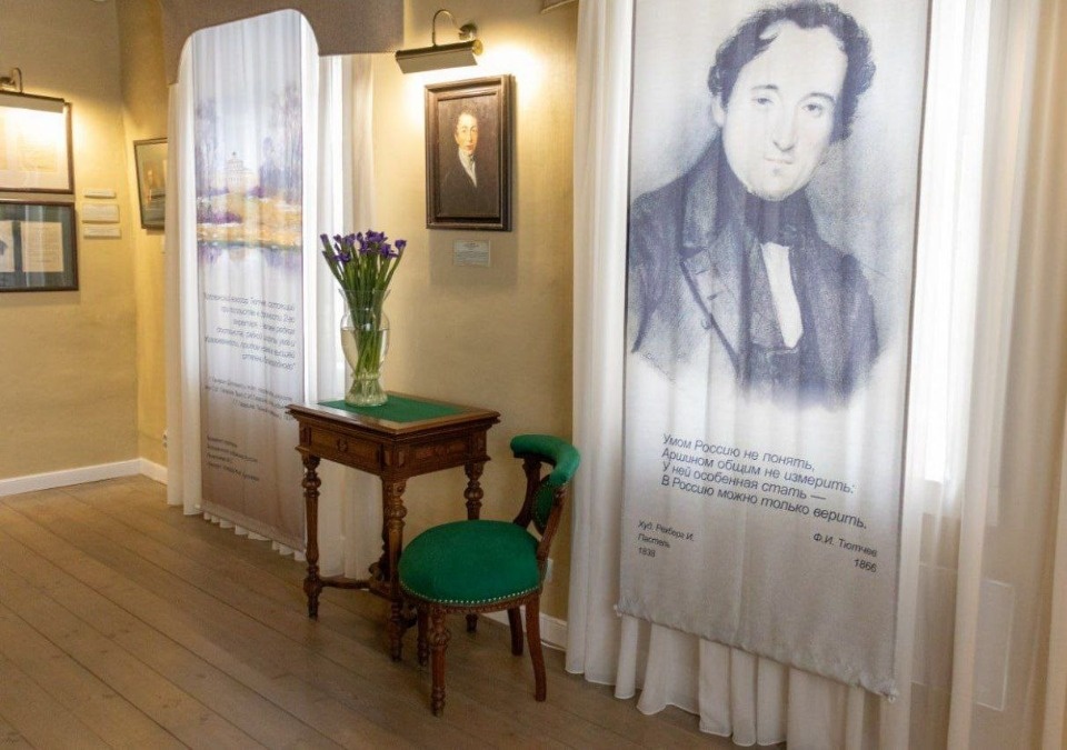 Две посвященных Дню дипломата выставки открылись в Изборском музее