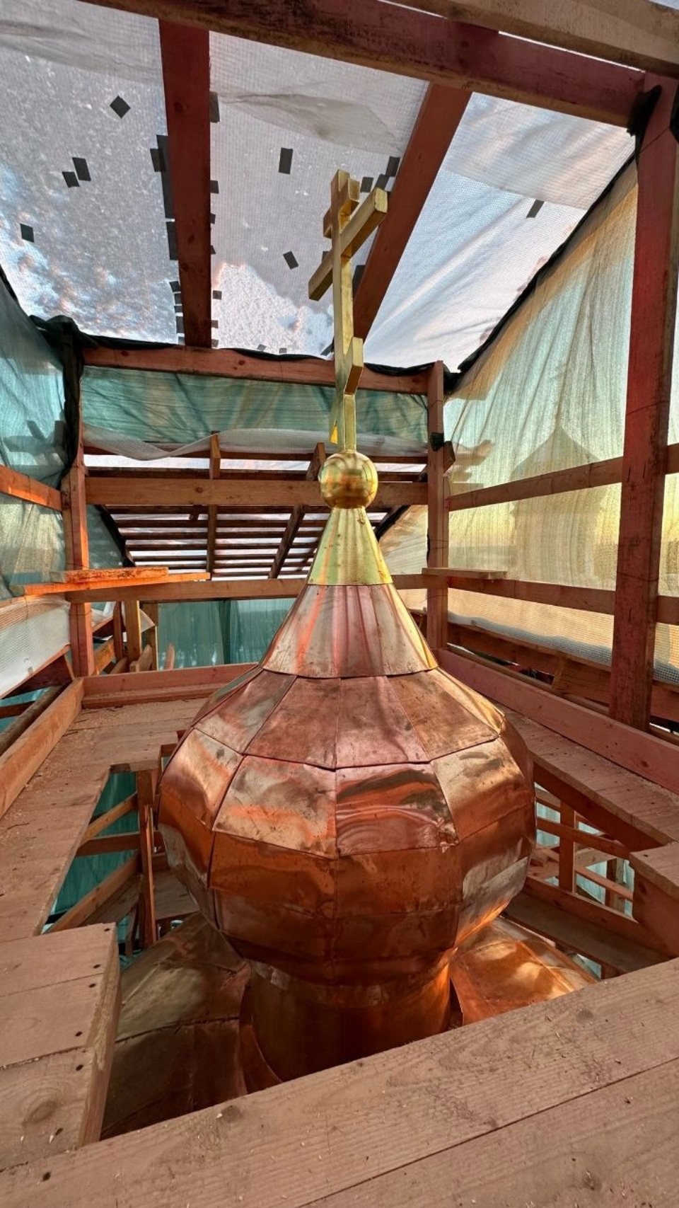 В Псковском районе заменили крест на куполе галереи Крыпецкого монастыря В Псковском районе заменили крест на куполе галереи Крыпецкого монастыря