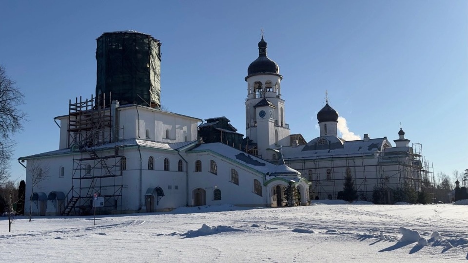 В Псковском районе заменили крест на куполе галереи Крыпецкого монастыря В Псковском районе заменили крест на куполе галереи Крыпецкого монастыря