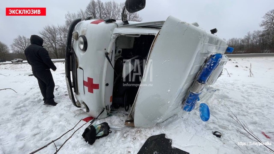 В Островском районе перевернулась Скорая, которая ехала на место ДТП со школьниками