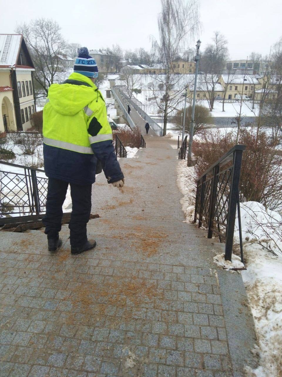 Противогололедную обработку дорог и тротуаров проводят в Пскове