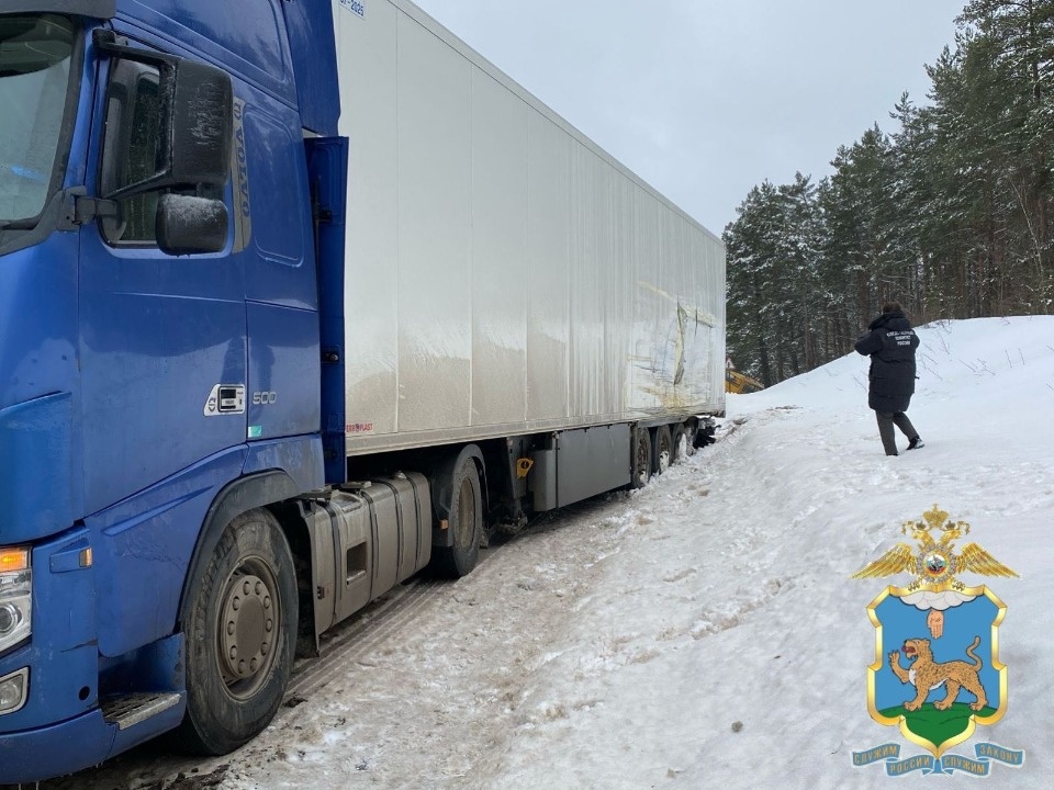 Иномарка врезалась в фуру, столкнувшуюся со школьным автобусом в Пушкиногорском районе