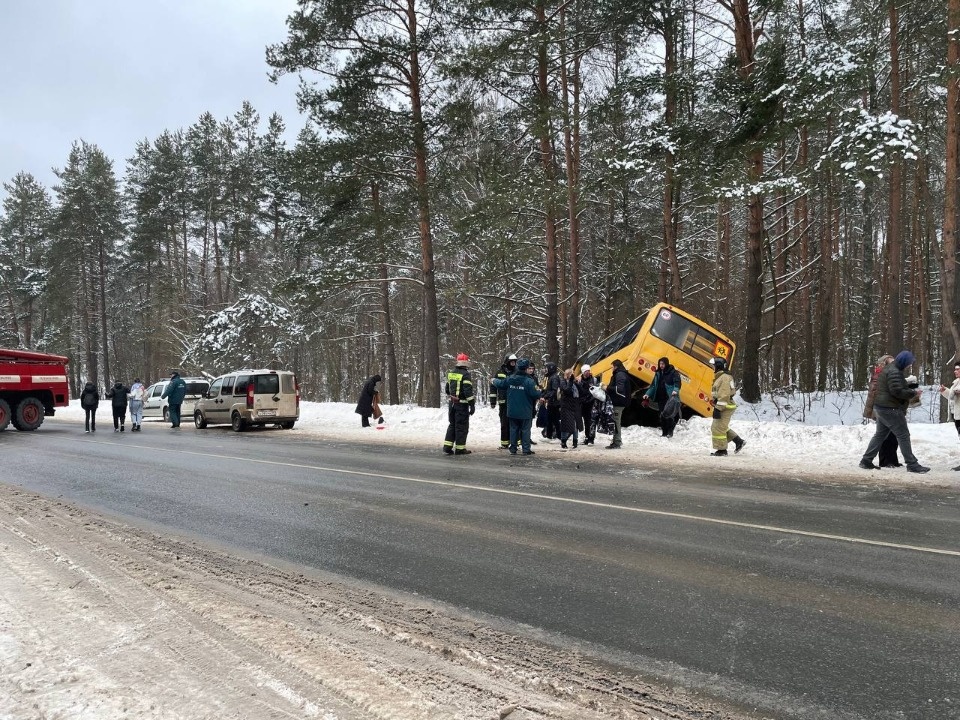 Два уголовных дела возбудили по факту ДТП со школьным автобусом в Пушкиногорском районе