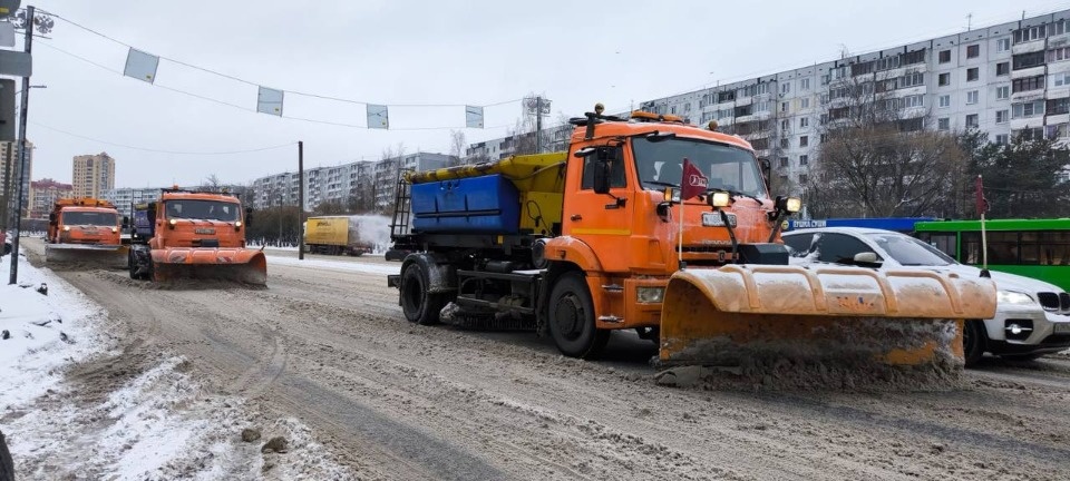Порядка 30 единиц техники убирают улицы Пскова от снега