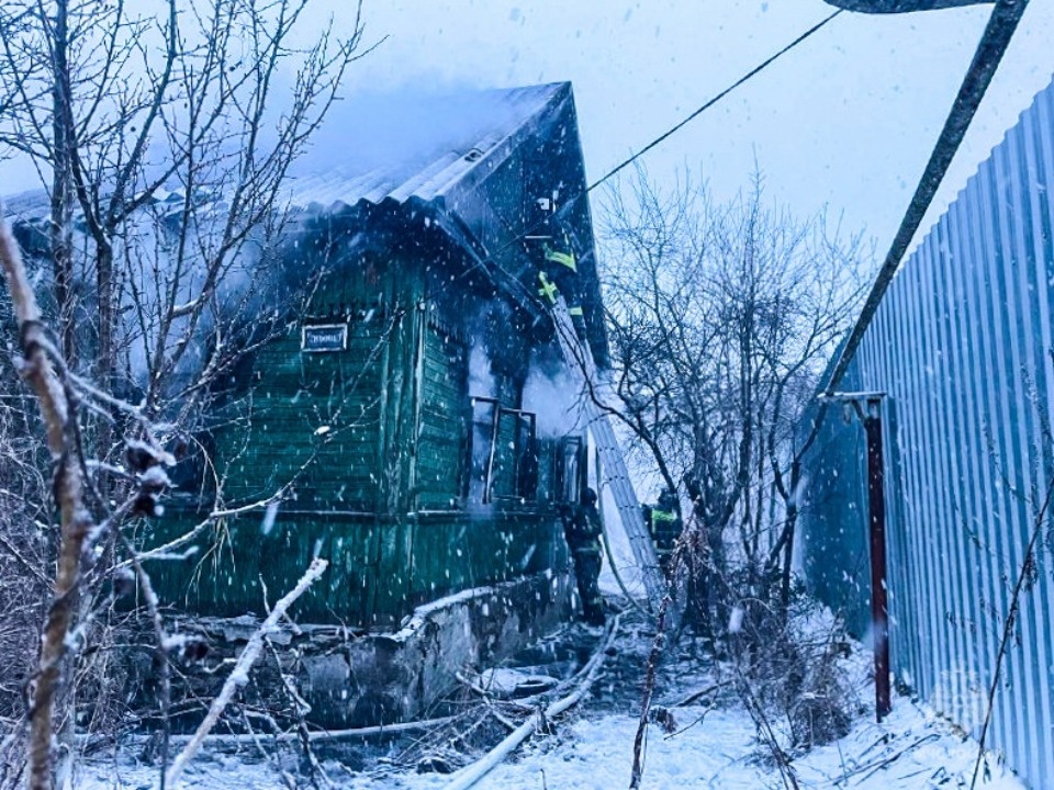 В Пскове горел нежилой дом В Пскове горел нежилой дом