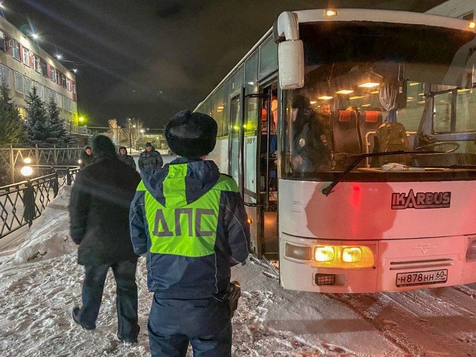 30 незаконно находящихся в России мигрантов выдворили псковские полицейские