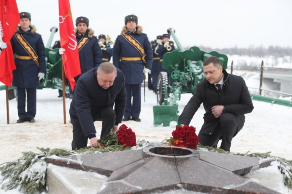 Губернаторы Псковской области и Санкт-Петербурга почтили память защитников Родины в Дедовичах