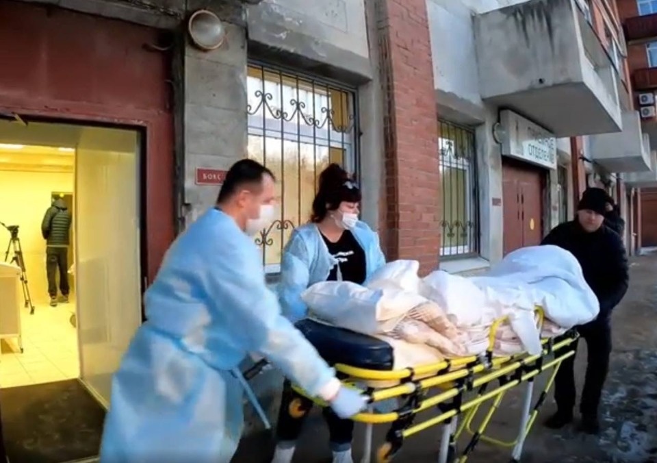 Пострадавшую в ДТП под Псковом школьницу доставили в Санкт-Петербург