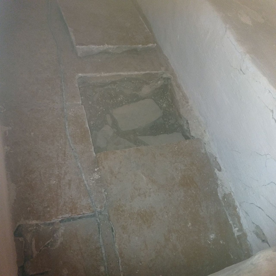 Исторические полы обнаружили в Серафимовском пределе Троицкого собора в Пскове Исторические полы обнаружили в Серафимовском пределе Троицкого собора в Пскове