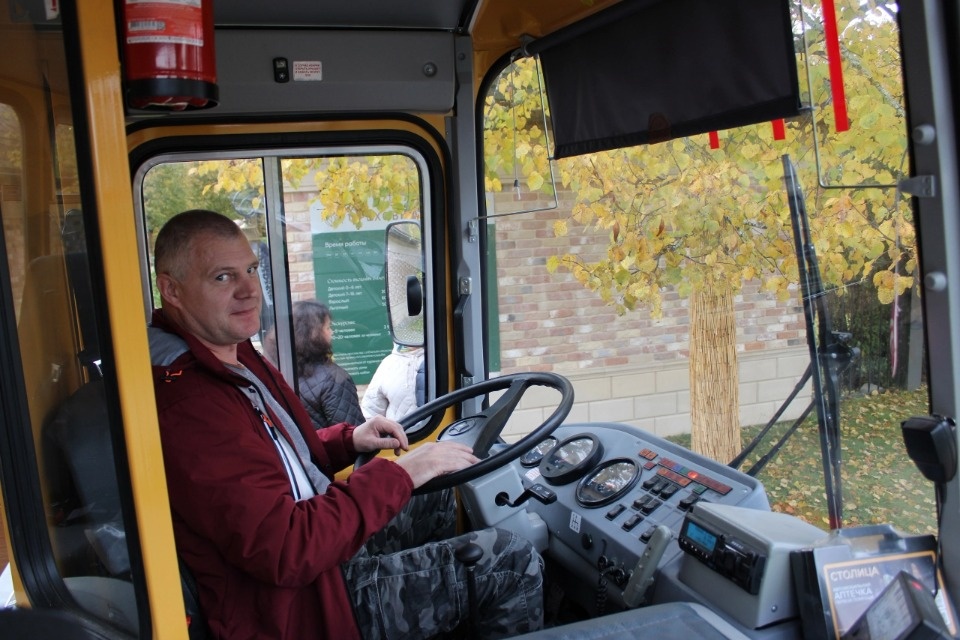 Водитель школьного автобуса рассказал, как уходил от столкновения с фурой на псковской трассе