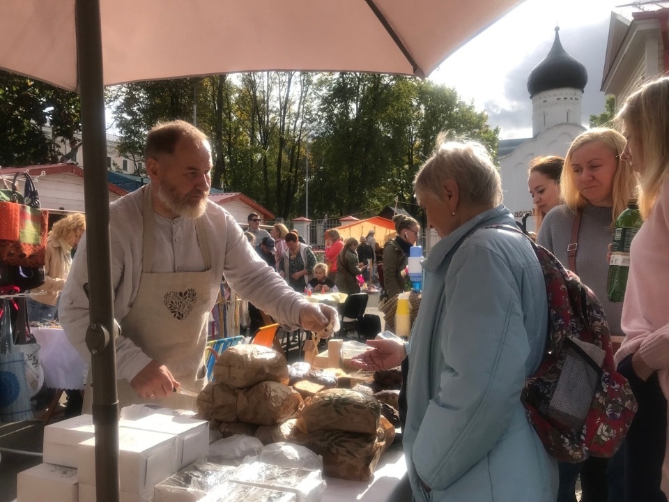 С неба хлеб 