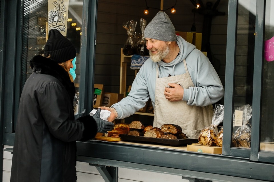 С неба хлеб 