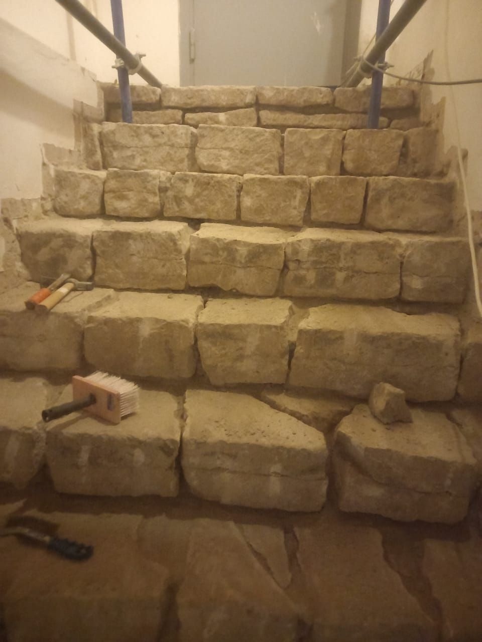 Ступени исторической лестницы обнаружили при реставрации колокольни Троицкого собора в Пскове