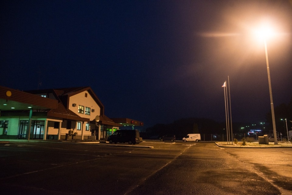 Собиравшаяся пройти псковскую госграницу иностранка спрятала в нижнем белье более 13 тысяч долларов