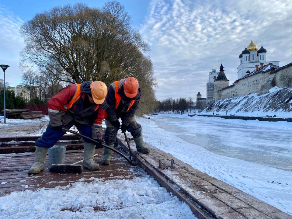  В Пскове началось строительство пешеходного моста через Пскову 