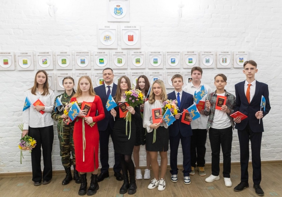 Михаил Ведерников вручил первый паспорт юным псковичам