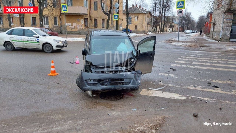 Госпитализация потребовалась двум женщинам в результате ДТП в Великих Луках Госпитализация потребовалась двум женщинам в результате ДТП в Великих Луках