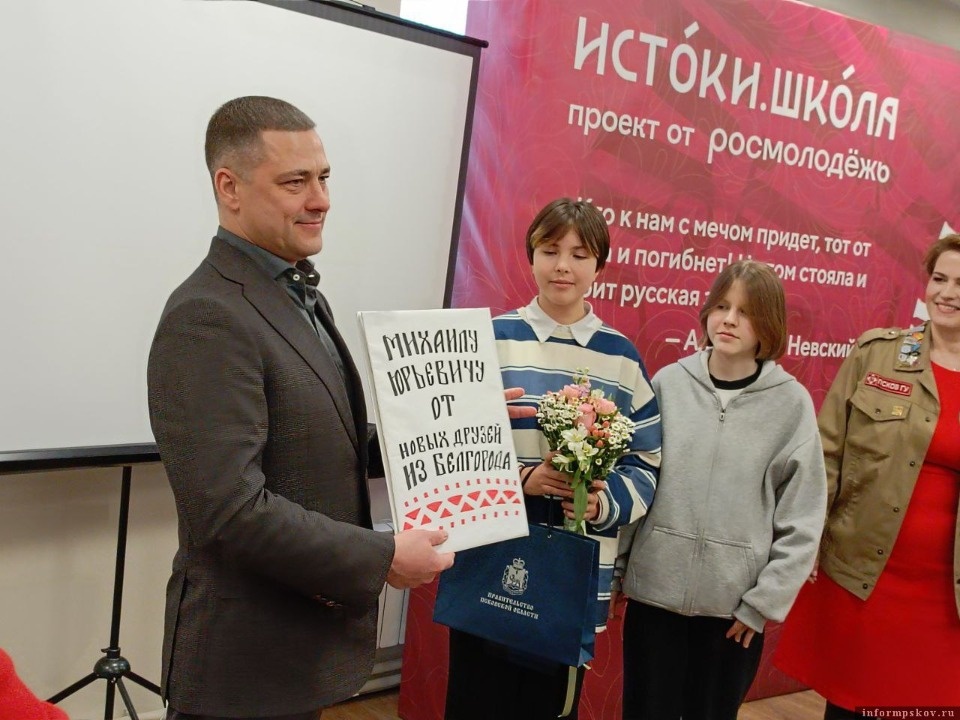 Михаил Ведерников встретился с белгородскими школьниками в Печорах 