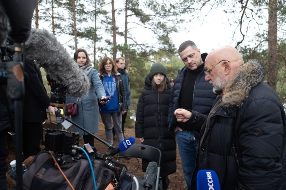 Михаил Ведерников вместе с дочкой посетил съемки фильма «Красный шёлк» под Псковом