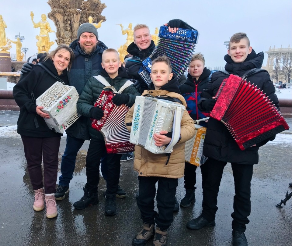 Музыканты из Великих Лук снялись в телепередаче «Играй, гармонь!»