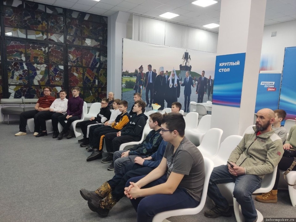 В штабе общественной поддержки в Пскове прошла встреча с олимпийскими чемпионами