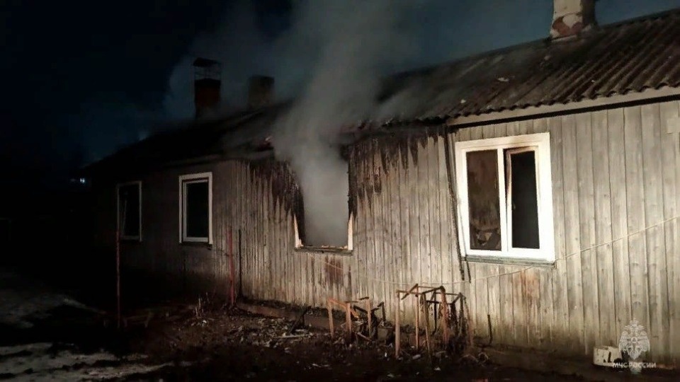 Мужчину госпитализировали после пожара в жилом доме в Остров-2