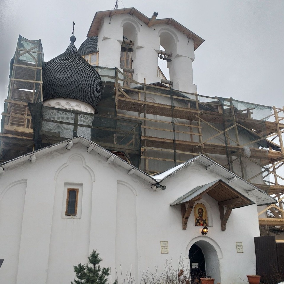 Реставраторы продолжают понижать уровень грунта вокруг церкви Николы со Усохи в Пскове Реставраторы продолжают понижать уровень грунта вокруг церкви Николы со Усохи в Пскове