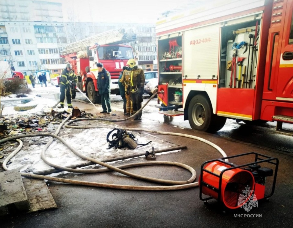 Двух детей и 11 взрослых эвакуировали из-за пожара в многоэтажке в Пскове