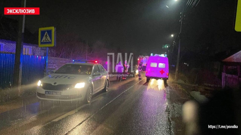 Легковушка наехала на лежащего на дороге мужчину в Острове Легковушка наехала на лежащего на дороге мужчину в Острове