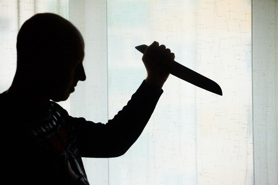 Многодетная псковичка угрожала убийством сожителю и теперь предстанет перед судом