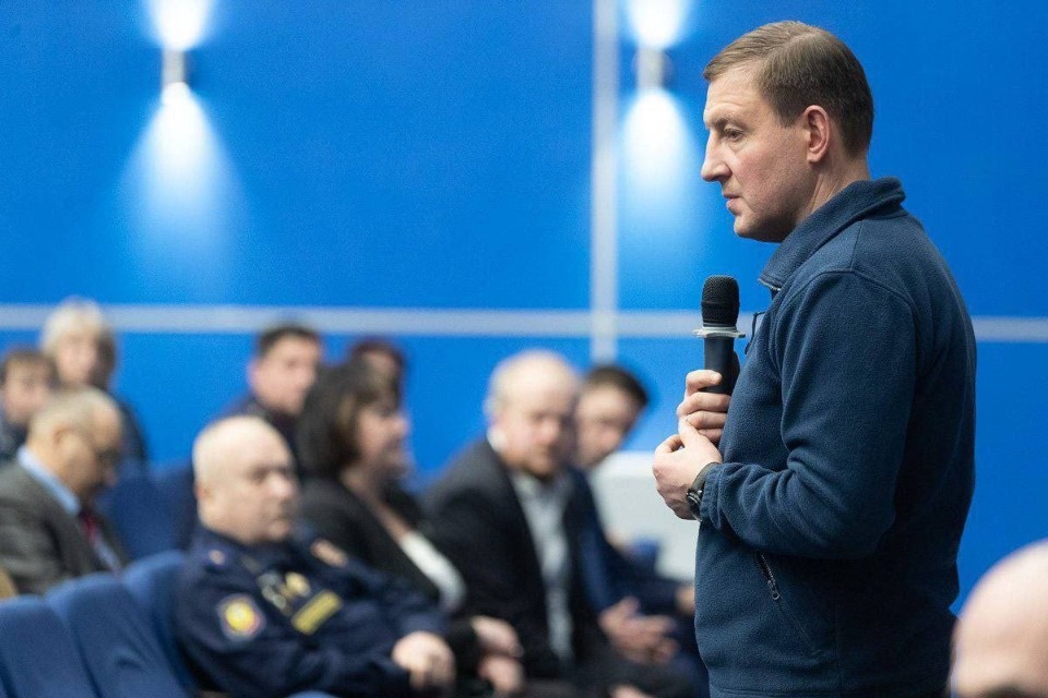 Андрей Турчак и Михаил Ведерников встретились с родными десантников 6-й роты