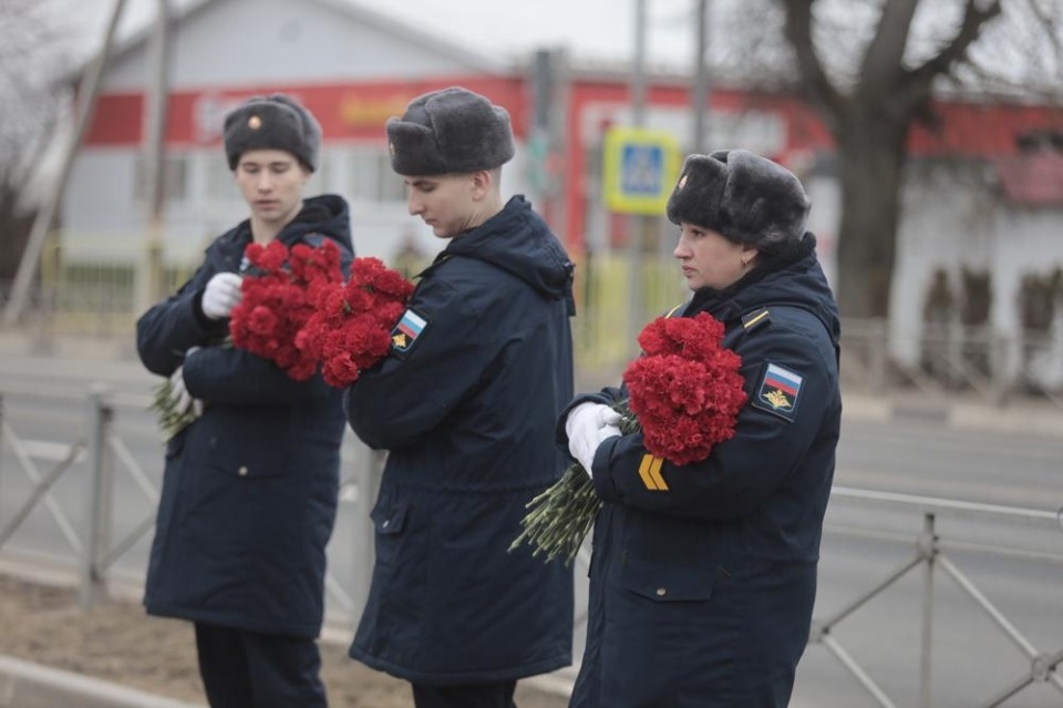 Траурный митинг памяти 6-й роты Траурный митинг памяти 6-й роты