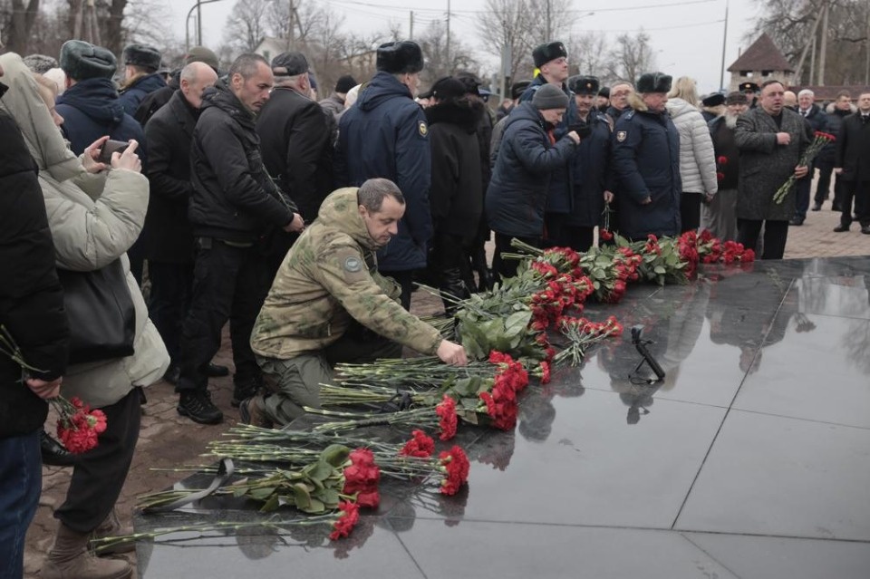 Траурный митинг памяти 6-й роты Траурный митинг памяти 6-й роты