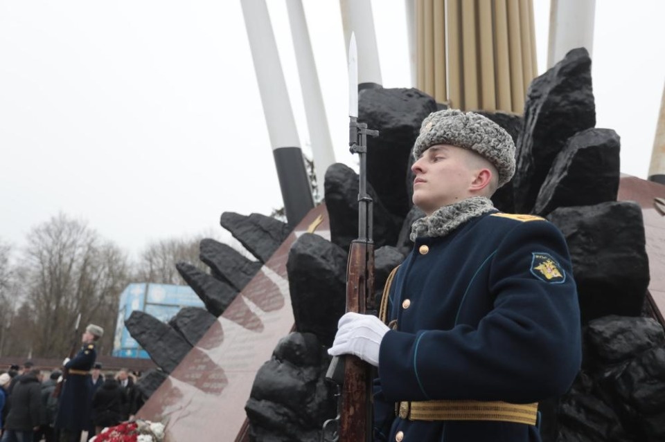 Траурный митинг памяти 6-й роты Траурный митинг памяти 6-й роты