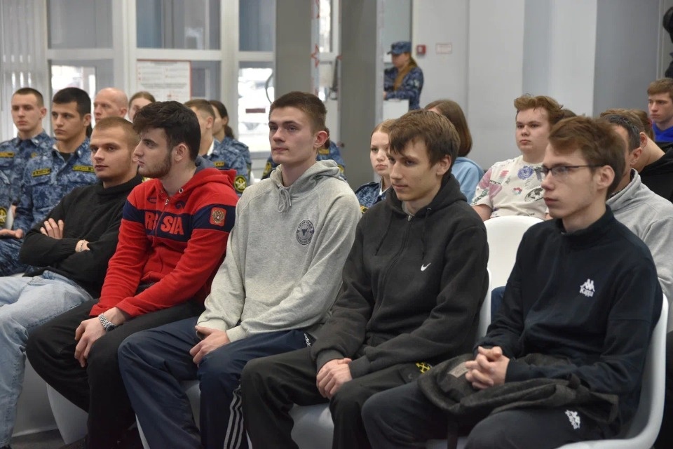 В региональном избирательном штабе в Пскове состоялся диалог с отцом Героя России