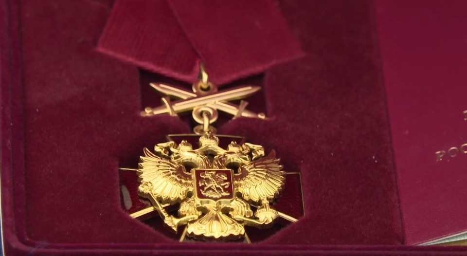 Две госнаграды передал псковский губернатор семье погибшего военнослужащего 