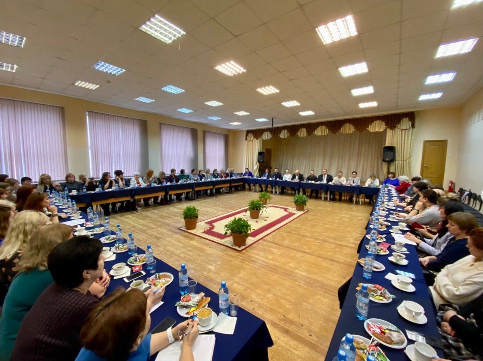 Глава Пскова встретился с заведующими детскими садами