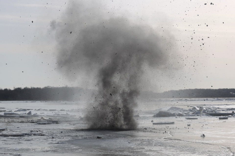 Специалисты подорвали лёд в Пскове