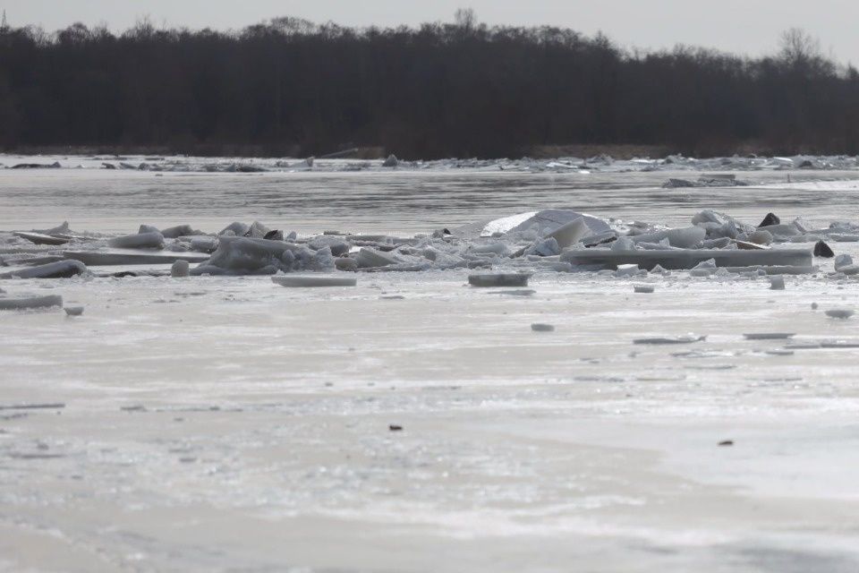 Специалисты подорвали лёд в Пскове