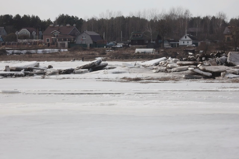 Специалисты подорвали лёд в Пскове