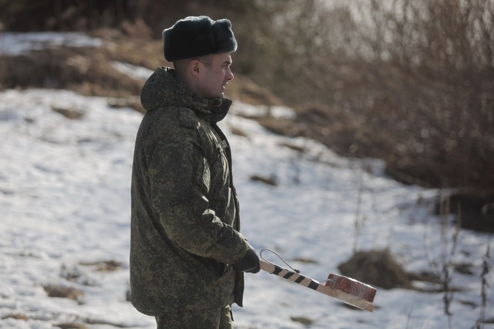 Специалисты подорвали лёд в Пскове