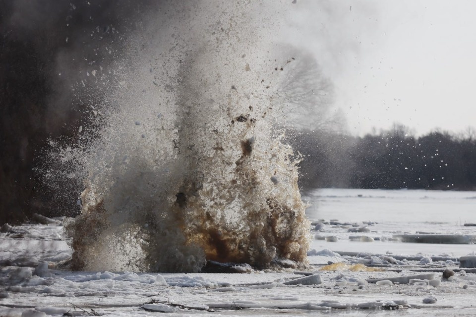 Специалисты подорвали лёд в Пскове