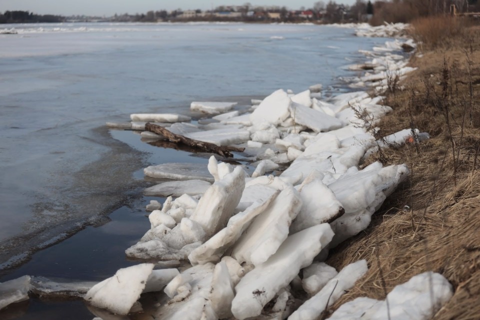 Специалисты подорвали лёд в Пскове
