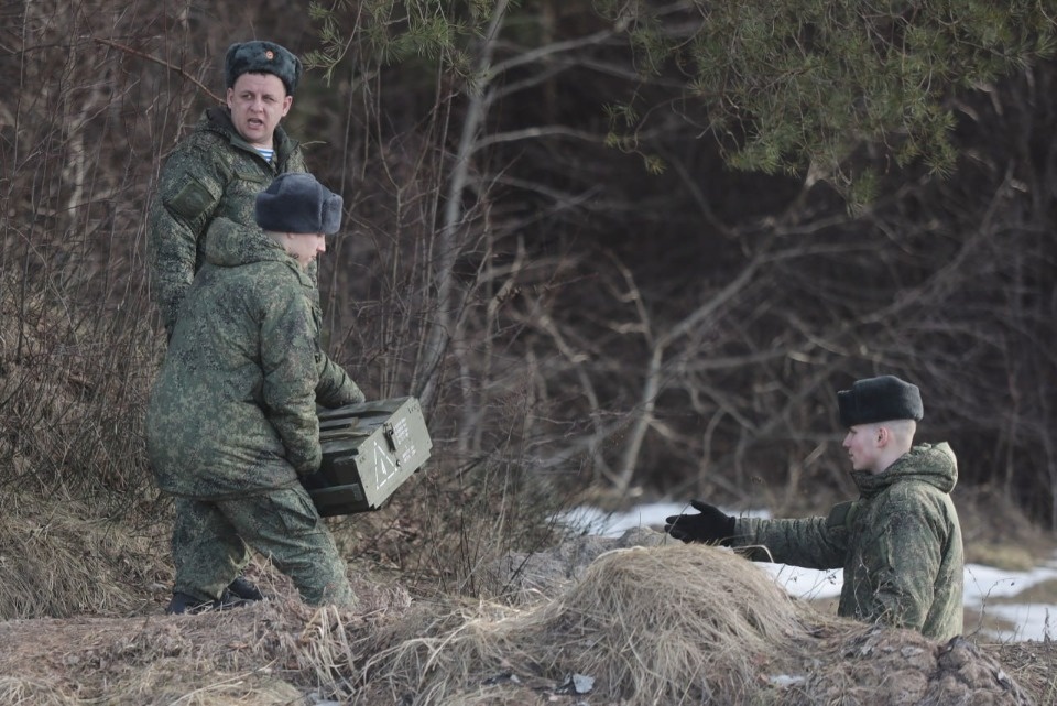 Специалисты подорвали лёд в Пскове