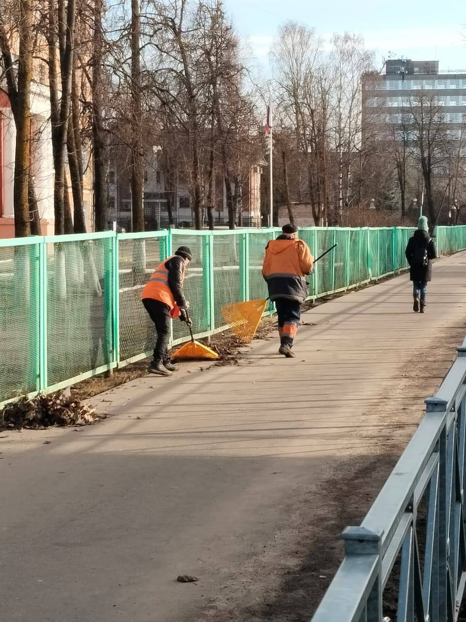 В Пскове ведется уборка улиц