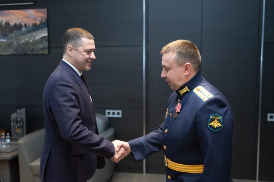 Михаил Ведерников вручил медаль Луки Крымского псковскому хирургу 