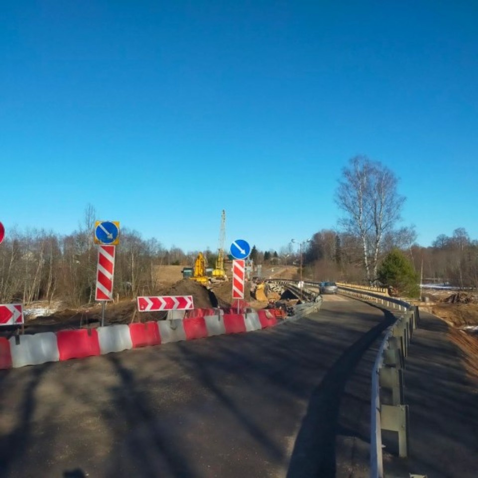 В Плюсском районе открыли движение по временному мосту через реку Черная
