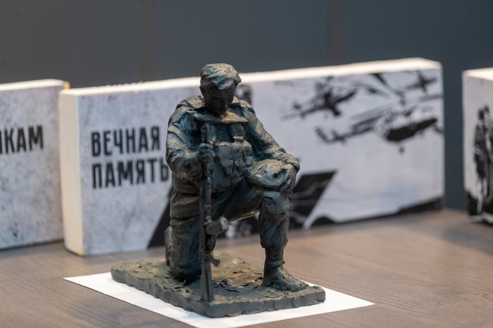 Михаил Ведерников вручил псковскому скульптору медаль Александра Невского