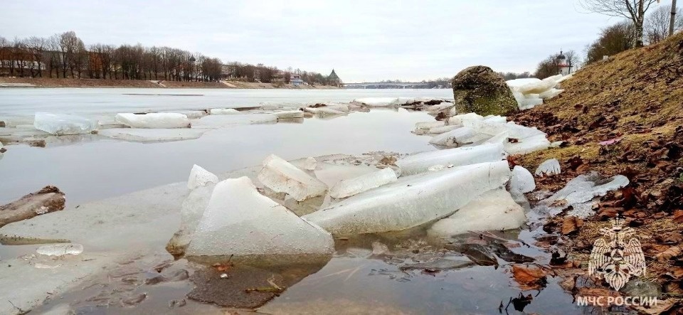 В Псковской области запретили выход на лед 